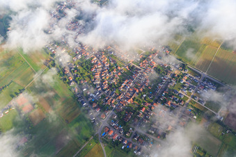 Holzgasse x Im Leisengarten unter Wolken in Minfeld im Bundesland Rheinland-Pfalz, Deutschland