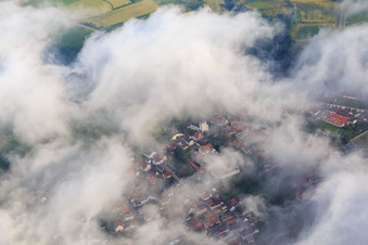 Grundschule und Mundohalle unter Wolken in Minfeld im Bundesland Rheinland-Pfalz, Deutschland