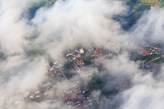 Luftbild von Grundschule und Mundohalle unter Wolken in Minfeld im Bundesland Rheinland-Pfalz, Deutschland