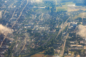 Im Stadtkern unter Wolken in Kandel im Bundesland Rheinland-Pfalz, Deutschland