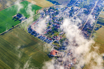 Am Höhenweg unter Wolken in Kandel im Bundesland Rheinland-Pfalz, Deutschland