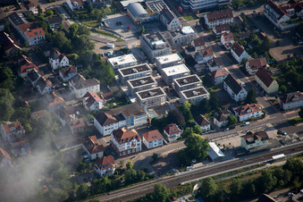 Gebäude- Ensemble- Baustellen zum Neubau eines Stadtquartiers 'Im Stadtkern' in Kandel im Bundesland Rheinland-Pfalz, Deutschland von oben gesehen