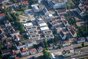 Gebäude- Ensemble- Baustellen zum Neubau eines Stadtquartiers 'Im Stadtkern' in Kandel im Bundesland Rheinland-Pfalz, Deutschland vom Flugzeug aus