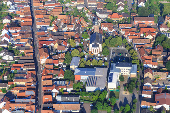 Stadthalle und Grundschule am Marktplatz von Osten in Kandel im Bundesland Rheinland-Pfalz, Deutschland