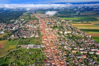 Schrägluftbild von Rheinstr(B427) von Osten in Kandel im Bundesland Rheinland-Pfalz, Deutschland
