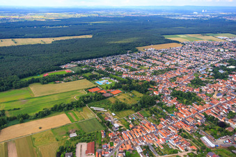 Stadtansicht aus Süden mit Schwimmpark Bellheim und Tennishalle Bellheim des  Tennis-Club Grün Weiss Bellheim e.V im Bundesland Rheinland-Pfalz, Deutschland