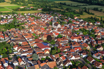 Mühlstraße und Kathol. Kirche St. Georg in Venningen im Bundesland Rheinland-Pfalz, Deutschland