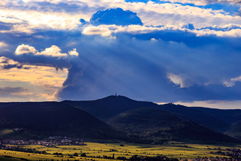 Gewiterwolke Cumulonimbus über dem Gipfel des Kalmit in Maikammer im Bundesland Rheinland-Pfalz, Deutschland