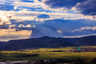 Luftbild von Gewiterwolke Cumulonimbus über dem Gipfel des Kalmit in Maikammer im Bundesland Rheinland-Pfalz, Deutschland