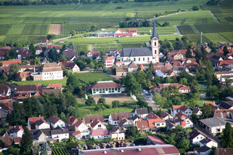 Kirchengebäude im Dorfkern in Edesheim im Bundesland Rheinland-Pfalz, Deutschland