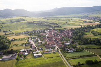 Luftbild von Ortsteil Heuchelheim in Heuchelheim-Klingen im Bundesland Rheinland-Pfalz, Deutschland