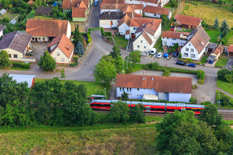 Luftaufnahme von Regionalbahn am Bahnhof in Barbelroth im Bundesland Rheinland-Pfalz, Deutschland