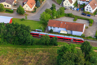 Schrägluftbild von Regionalbahn am Bahnhof in Barbelroth im Bundesland Rheinland-Pfalz, Deutschland