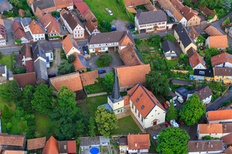 Kirche in Barbelroth im Bundesland Rheinland-Pfalz, Deutschland von oben