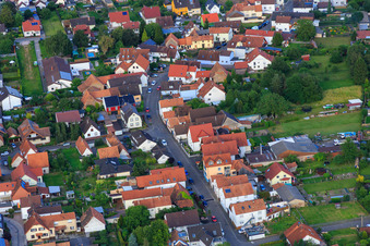 Eichstraße von Westen in Minfeld im Bundesland Rheinland-Pfalz, Deutschland
