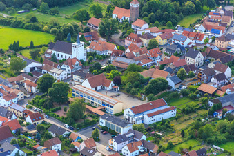 Gundschule und Mundohalle am Mundoplatz in Minfeld im Bundesland Rheinland-Pfalz, Deutschland