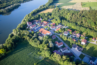 Dorfkern an den Fluß- Uferbereichen der Isar in Usterling im Ortsteil Oberhöcking in Landau an der Isar im Bundesland Bayern, Deutschland
