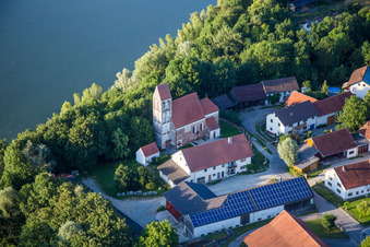 Kirchengebäude im Dorfkern in Usterling an der Isar im Bundesland  im Ortsteil Oberhöcking in Landau an der Isar im Bundesland Bayern, Deutschland