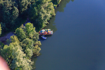 Sommer-Picknick auf einem Floß auf der Isar im Ortsteil Harburg in Pilsting im Bundesland Bayern, Deutschland
