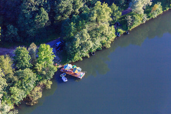 Luftbild von Sommer-Picknick auf einem Floß auf der Isar im Ortsteil Harburg in Pilsting im Bundesland Bayern, Deutschland