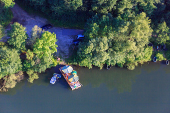 Luftaufnahme von Sommer-Picknick auf einem Floß auf der Isar im Ortsteil Harburg in Pilsting im Bundesland Bayern, Deutschland