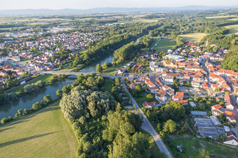 Dorfkern an den Fluß- Uferbereichen der Isar im Ortsteil Bach in Landau an der Isar im Ortsteil Zanklau im Bundesland Bayern, Deutschland