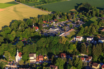 Wallfahrtskirche Maria im Steinfels und  Friedhofskirche Zum Heiligen Kreuz in Landau an der Isar im Bundesland Bayern, Deutschland