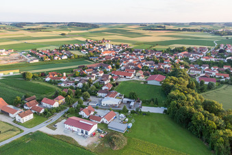 Dorf - Ansicht am Rande von landwirtschaftlichen Feldern und Nutzflächen in Oberpöring im Bundesland Bayern, Deutschland