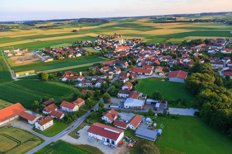 Dorfansicht an der Isar von Osten in Oberpöring im Bundesland Bayern, Deutschland