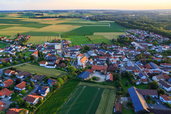 Luftbild von Dorfansicht an der Isar von Osten in Oberpöring im Bundesland Bayern, Deutschland