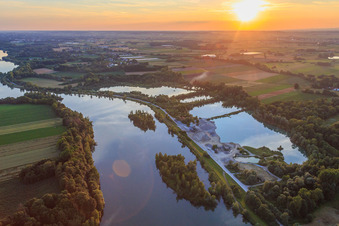 Sonnenuntergang über den Seen an der Isar vor der  Staustufe Ettling in Wallersdorf im Bundesland Bayern, Deutschland