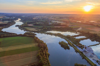Luftbild von Sonnenuntergang über den Seen an der Isar vor der  Staustufe Ettling in Wallersdorf im Bundesland Bayern, Deutschland