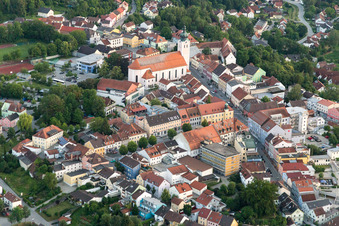 Kirchengebäude der Stadtpfarrkirche St . Maria im Altstadt- Zentrum der Innenstadt in Landau an der Isar im Ortsteil Zanklau im Bundesland Bayern, Deutschland