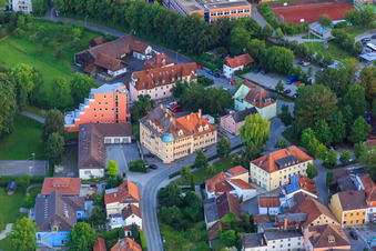 Stadtgraben mit Haus für Kinder Maria Ward im Ortsteil Zanklau in Landau an der Isar im Bundesland Bayern, Deutschland