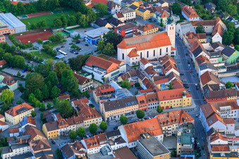 Marienplatz mit Stadtpfarrkirche Mariä Himmelfahrt im Ortsteil Zanklau in Landau an der Isar im Bundesland Bayern, Deutschland