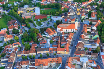 Luftbild von Marienplatz mit Stadtpfarrkirche Mariä Himmelfahrt im Ortsteil Zanklau in Landau an der Isar im Bundesland Bayern, Deutschland