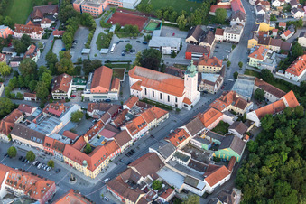 Luftbild von Kirchengebäude der Stadtpfarrkirche St . Maria im Altstadt- Zentrum der Innenstadt in Landau an der Isar im Ortsteil Zanklau im Bundesland Bayern, Deutschland