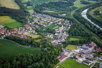 Dorfkern an den Fluß- Uferbereichen der Isar in Gottfrieding im Bundesland Bayern, Deutschland