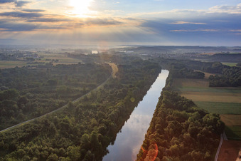 Luftbild von Verlauf der Isar und Naturschutzgebiet Isaraltwasser- und Brennenbereich bei Mamming im Bundesland Bayern, Deutschland
