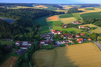 Dorfansicht von Norden im Ortsteil Hof in Mamming im Bundesland Bayern, Deutschland