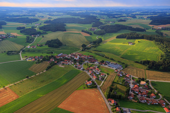 Dorfübersicht von Nordwesten im Ortsteil Zell in Falkenberg im Bundesland Bayern, Deutschland