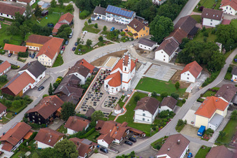 Kirchplatz im Ortsteil Rattenbach in Rimbach im Bundesland Bayern, Deutschland