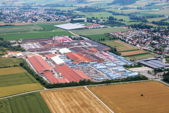 Gebäude und Produktionshallen auf dem Werksgelände Moeding Keramikfassaden GmbH in Marklkofen im Bundesland Bayern, Deutschland