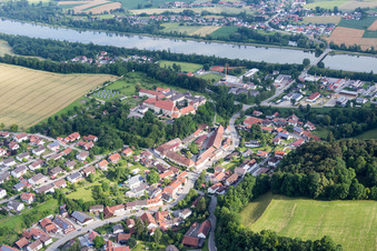 Ortschaft an den Fluss- Uferbereichen der Isar in Niederviehbach im Bundesland Bayern, Deutschland