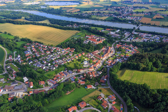 Ortsansicht an der Isar mit Pfarrkirche St. Mariä Himmelfahrt in Niederviehbach im Bundesland Bayern, Deutschland