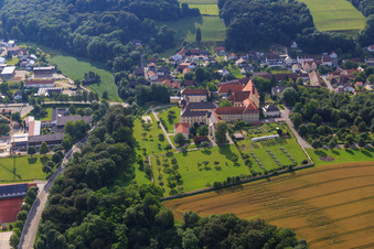 Pfarrkirche St. Mariä Himmelfahrt und  Realschule St. Maria mit Klostergarten und Solarpark in Niederviehbach im Bundesland Bayern, Deutschland