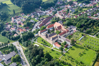 Luftaufnahme von Gebäudekomplex des ehemaligen Klosters und der heutigen Realschule St. Maria in Niederviehbach im Bundesland Bayern, Deutschland