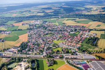 Dorf - Ansicht am Rande von landwirtschaftlichen Feldern und Nutzflächen und der Autobahn A92 im Ortsteil Kronwieden in Loiching im Bundesland Bayern, Deutschland