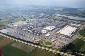 Gebäude und Produktionshallen auf dem Werksgelände des BMW Werks in Dingolfing im Ortsteil Höfen im Bundesland Bayern, Deutschland von oben