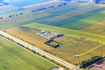 Luftbild von Flugplatz Dingolfing im Ortsteil Höll im Bundesland Bayern, Deutschland
